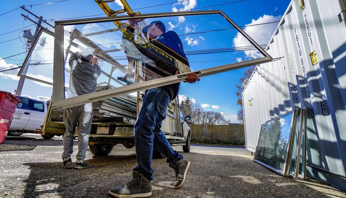 Polnische Fenstermonteure bei RAL-zertifiziertem Fenstereinbau in Deutschland