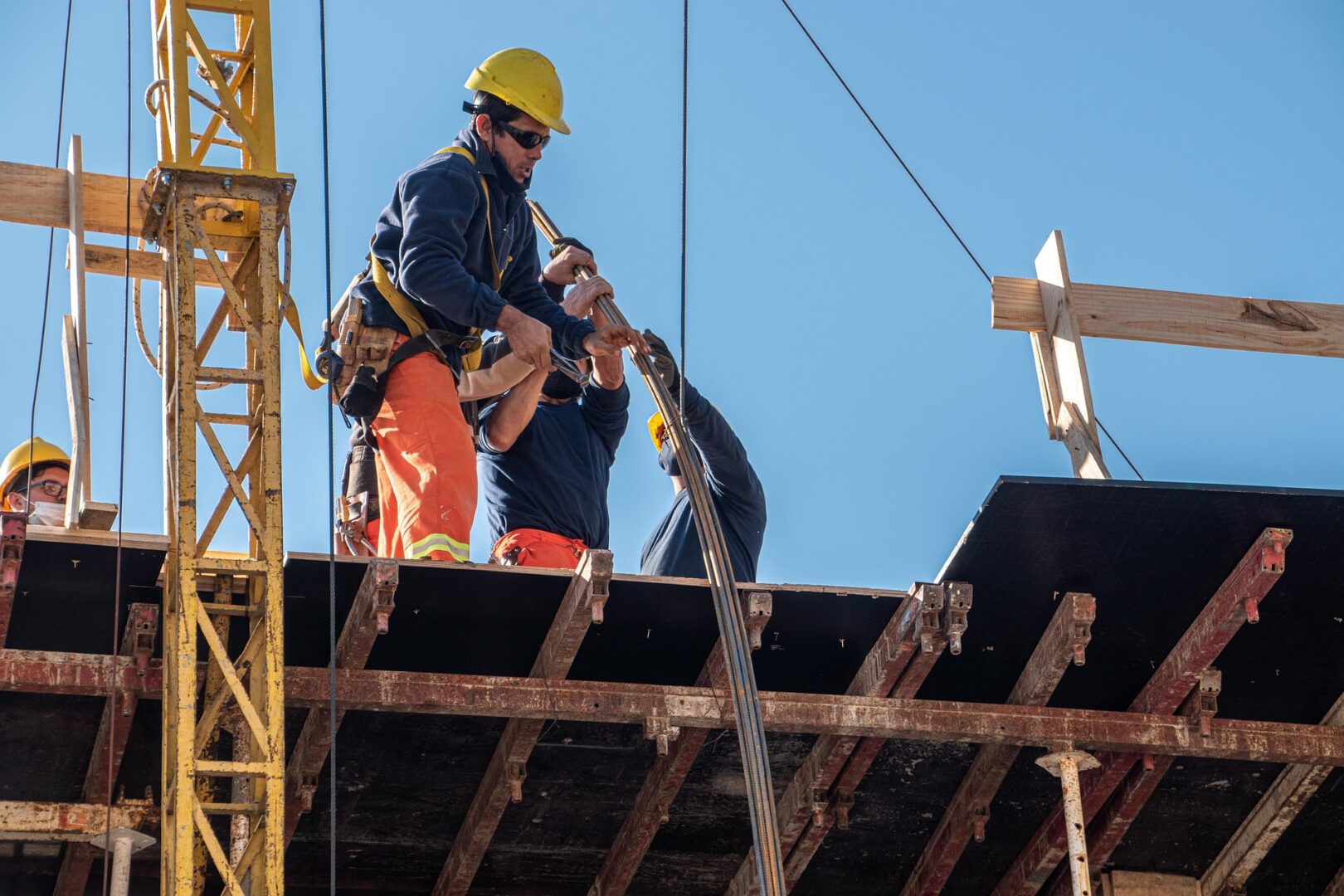 Polnische Bauhelfer bei Materialtransport und Räumarbeiten auf einer Baustelle in Deutschland